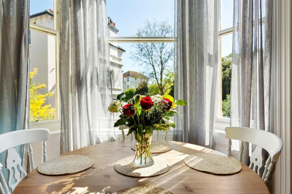 Luxurious Victorian, A Few Minutes From The Beach - Sleeps 2 Adults And Up To 3 Children Lägenhet St Leonards-on-Sea Exteriör bild