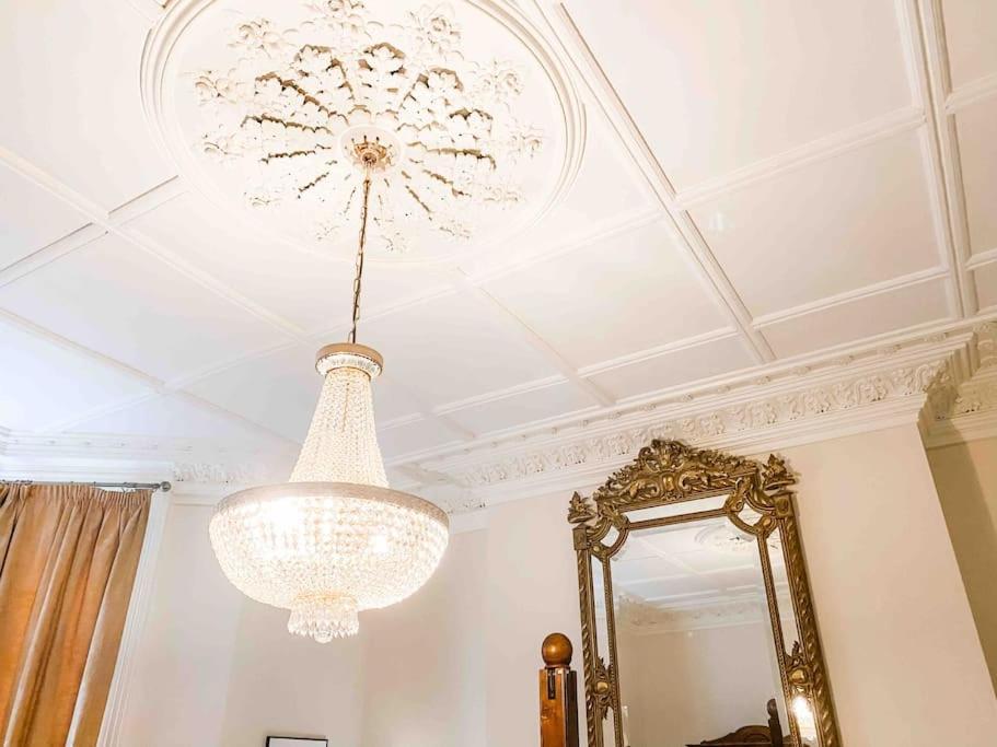 Luxurious Victorian, A Few Minutes From The Beach - Sleeps 2 Adults And Up To 3 Children Lägenhet St Leonards-on-Sea Exteriör bild