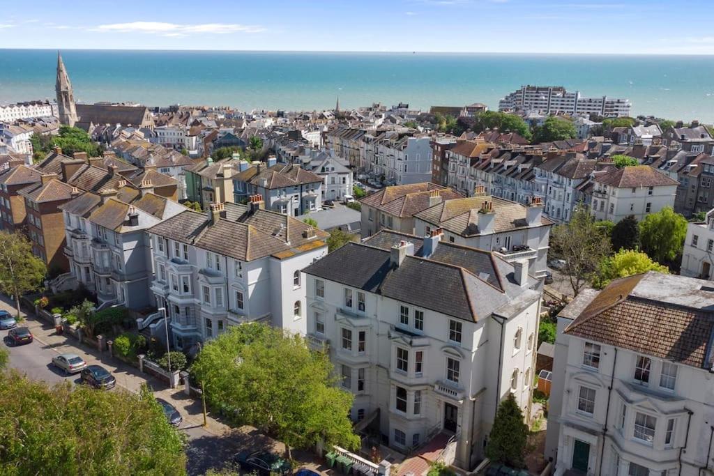 Luxurious Victorian, A Few Minutes From The Beach - Sleeps 2 Adults And Up To 3 Children Lägenhet St Leonards-on-Sea Exteriör bild