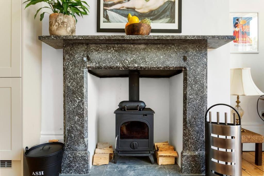 Luxurious Victorian, A Few Minutes From The Beach - Sleeps 2 Adults And Up To 3 Children Lägenhet St Leonards-on-Sea Exteriör bild